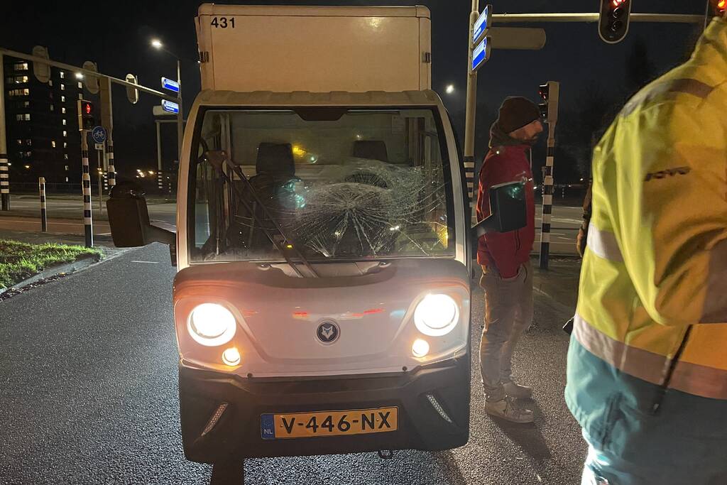 Fietser aangereden door bezorgauto