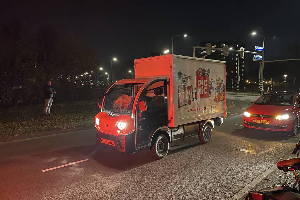 Fietser aangereden door bezorgauto