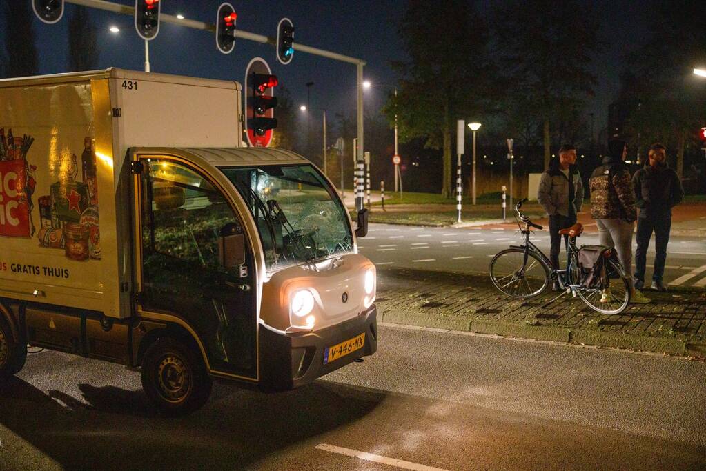 Fietser aangereden door bezorgauto
