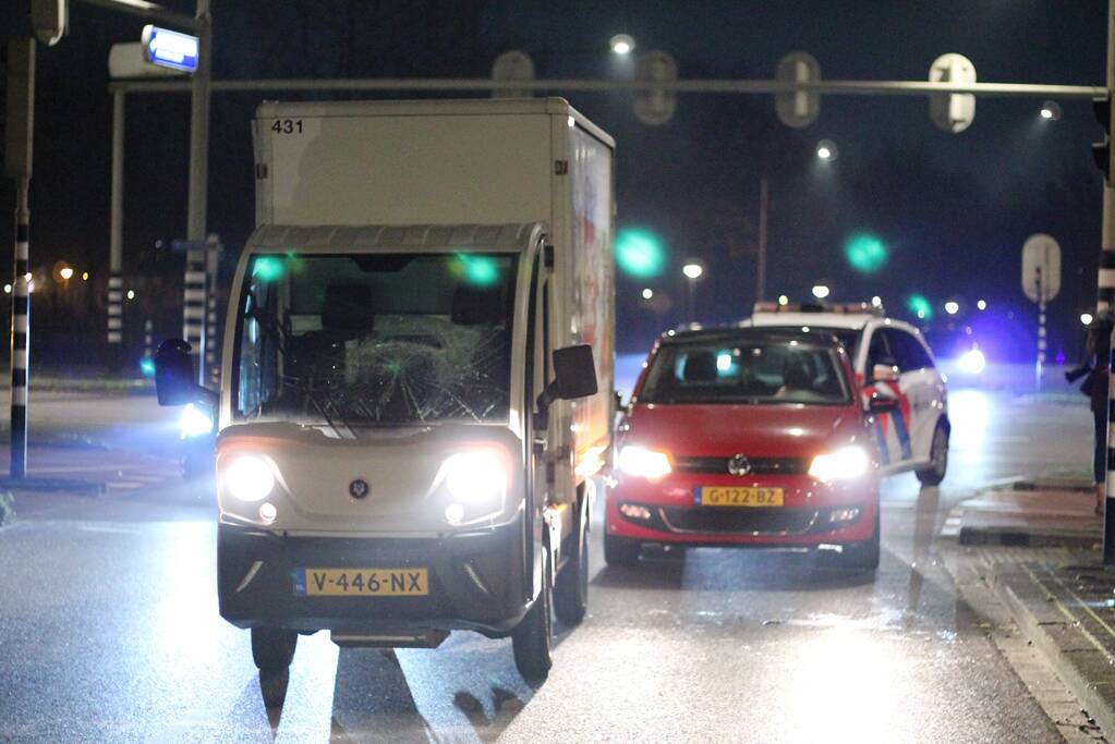 Fietser aangereden door bezorgauto