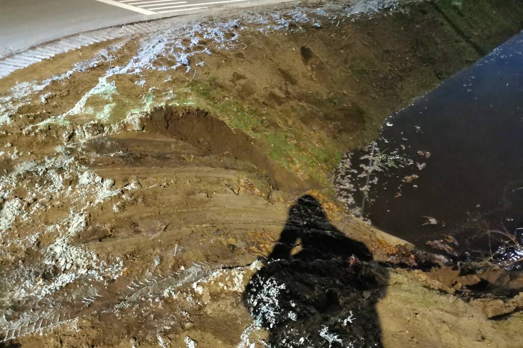 Auto glijd de sloot in