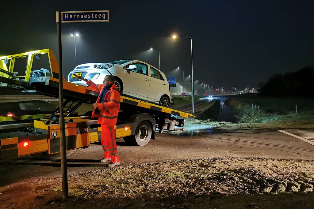 Auto glijd de sloot in