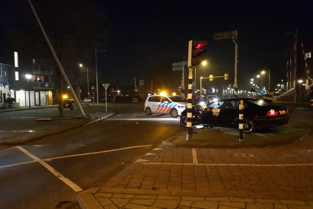 Forse schade na botsing tegen lantaarnpaal
