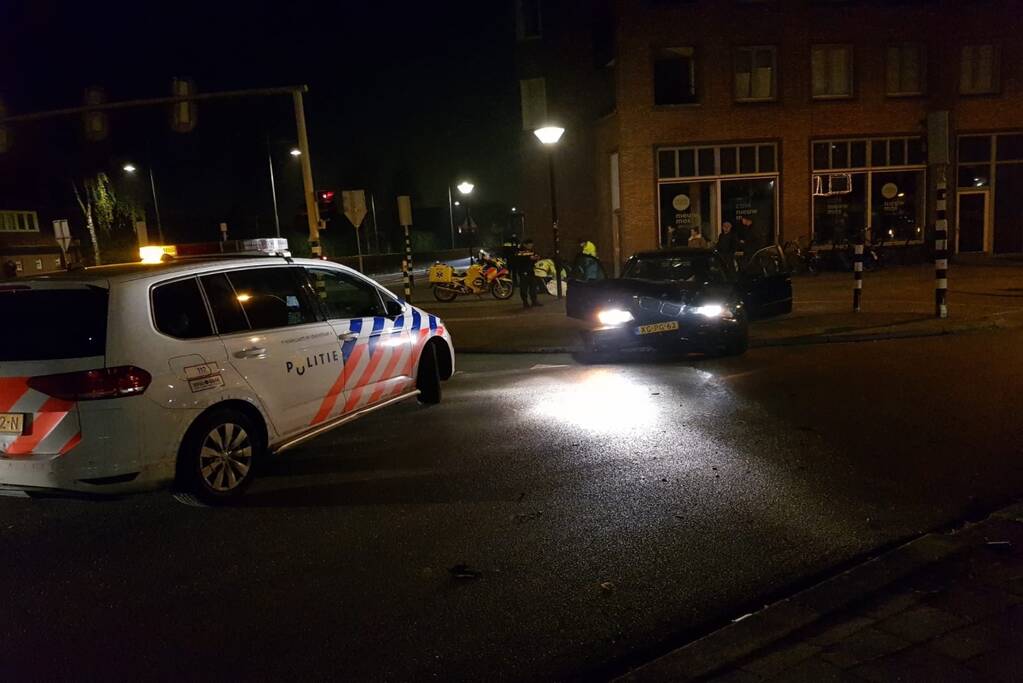 Forse schade na botsing tegen lantaarnpaal