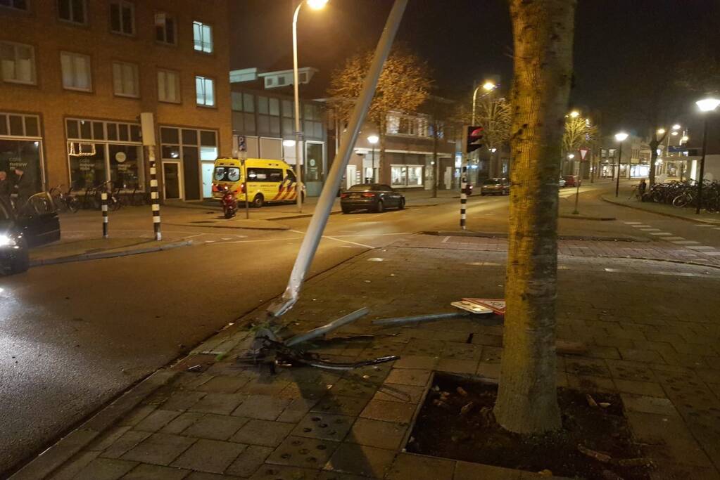 Forse schade na botsing tegen lantaarnpaal