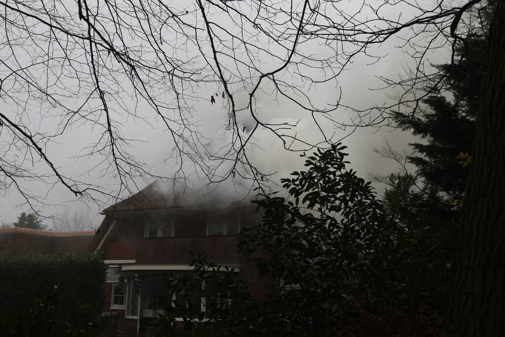 Grote brand in woonhuis met rieten kap