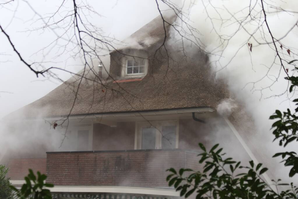 Grote brand in woonhuis met rieten kap
