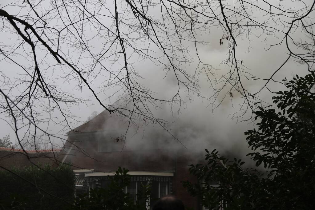 Grote brand in woonhuis met rieten kap