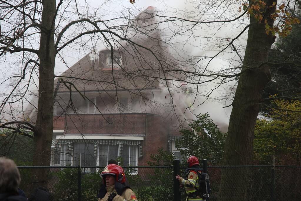 Grote brand in woonhuis met rieten kap