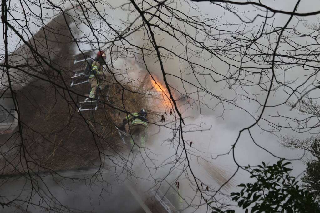 Grote brand in woonhuis met rieten kap
