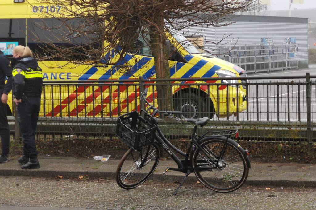 Kind op fiets aangereden door auto