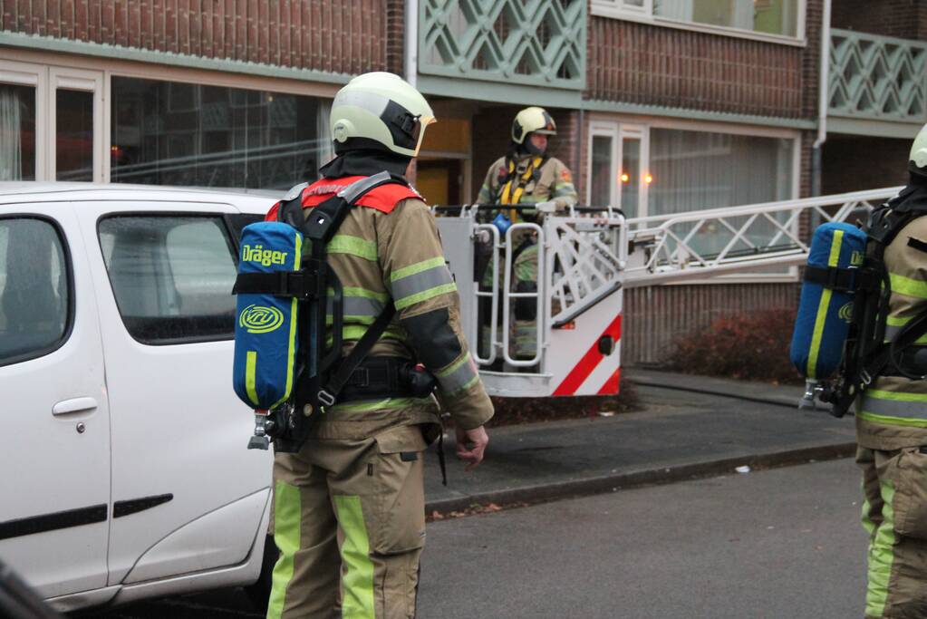 Brand in een trappenhuis van flatgebouw