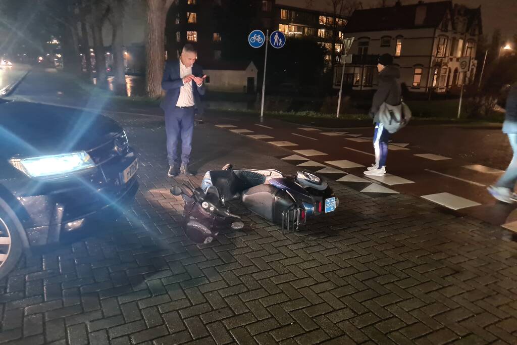 Scooterrijder onderuit na botsing met auto