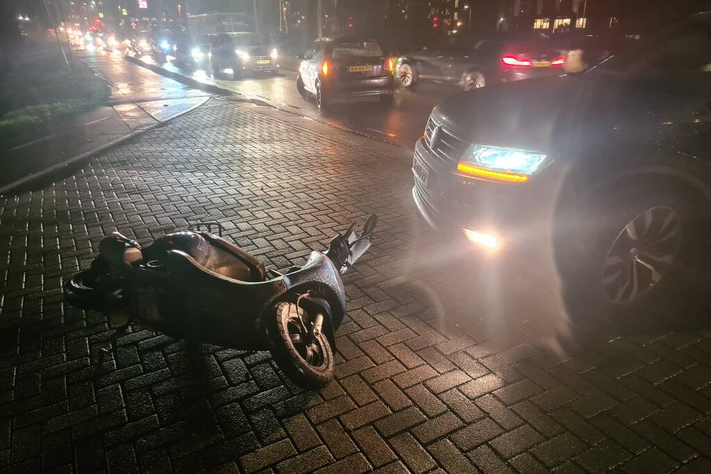 Scooterrijder onderuit na botsing met auto