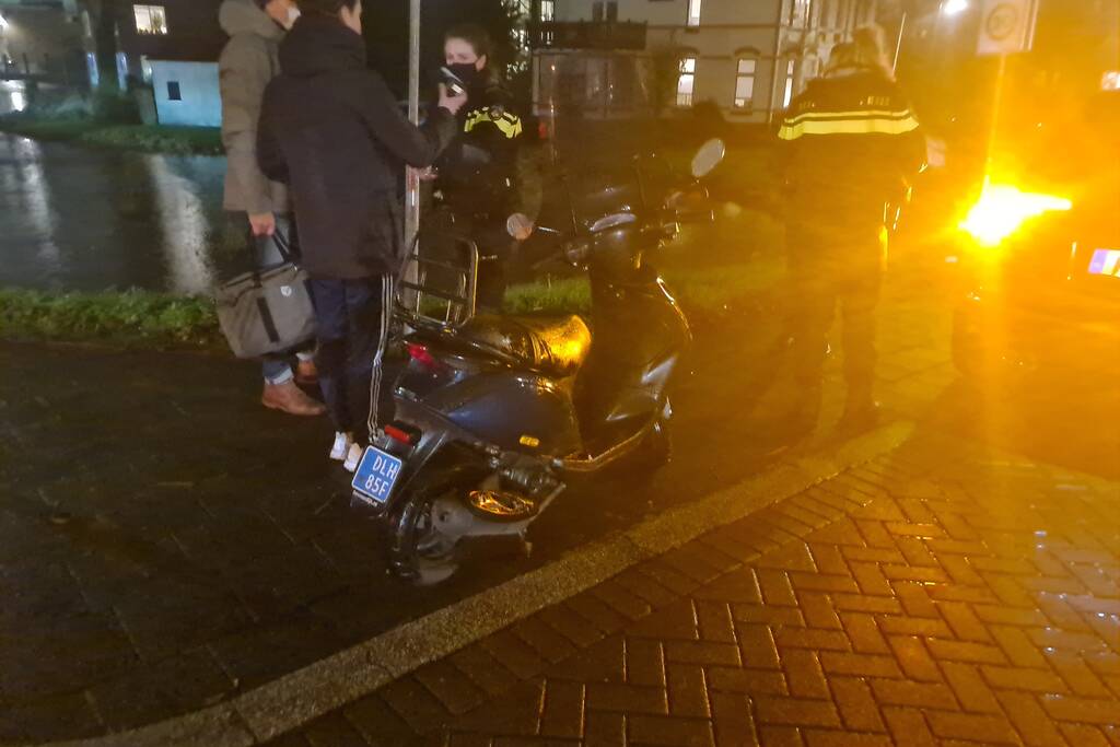 Scooterrijder onderuit na botsing met auto