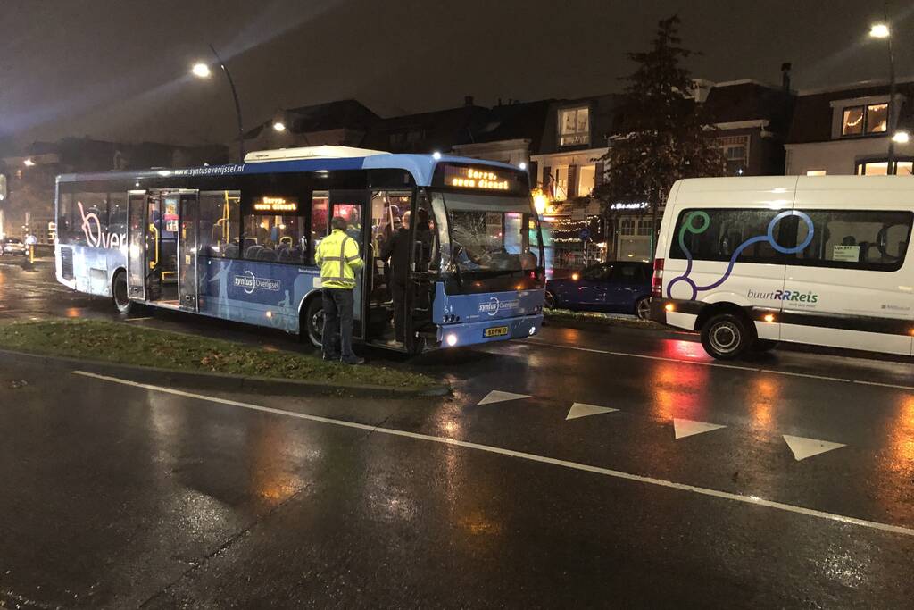 Flinke schade na botsing tussen stadsbus en personenauto