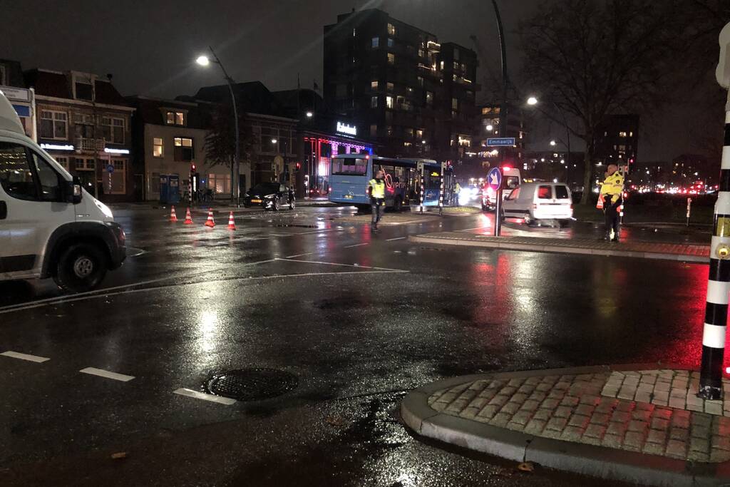 Flinke schade na botsing tussen stadsbus en personenauto