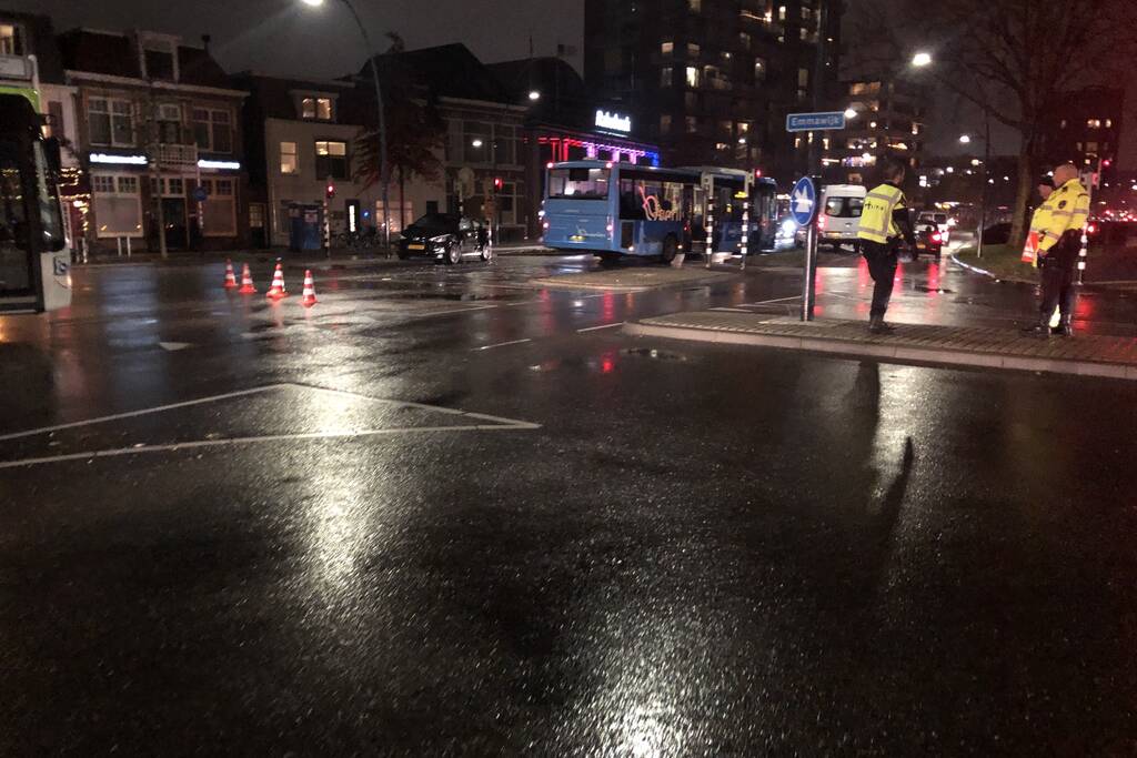 Flinke schade na botsing tussen stadsbus en personenauto