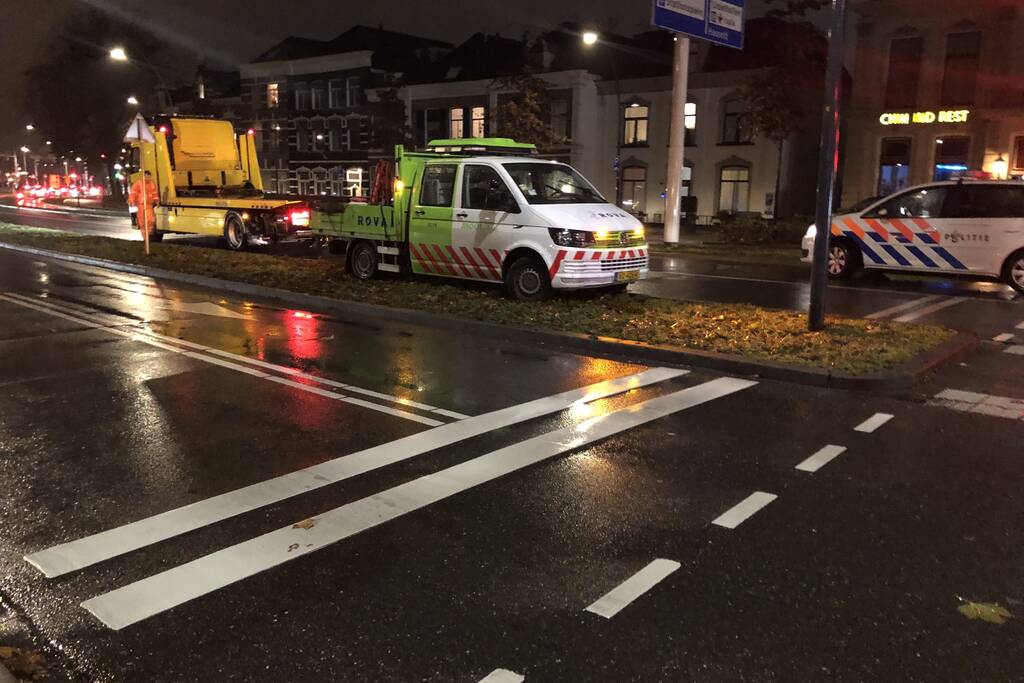 Flinke schade na botsing tussen stadsbus en personenauto