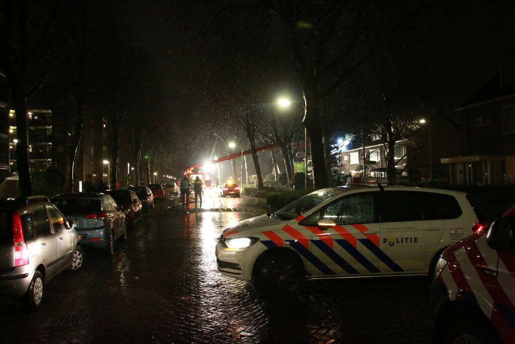 Brand in dak van woning