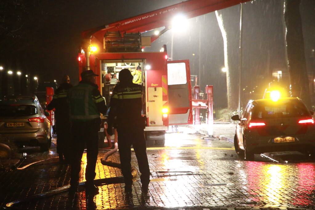 Brand in dak van woning