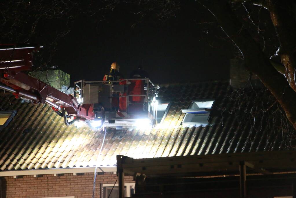 Brand in dak van woning
