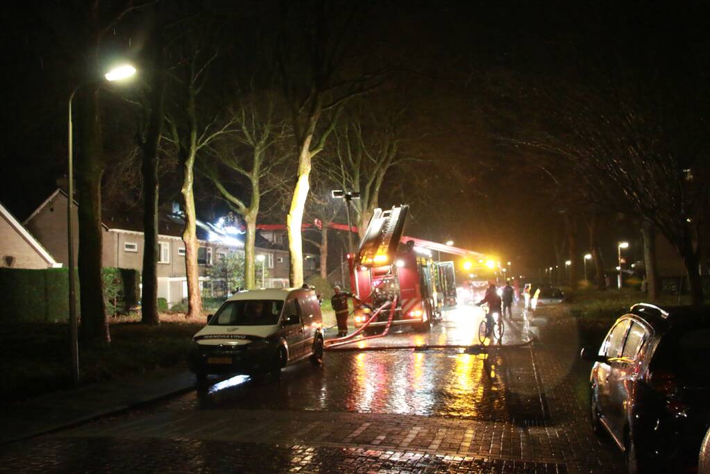 Brand in dak van woning