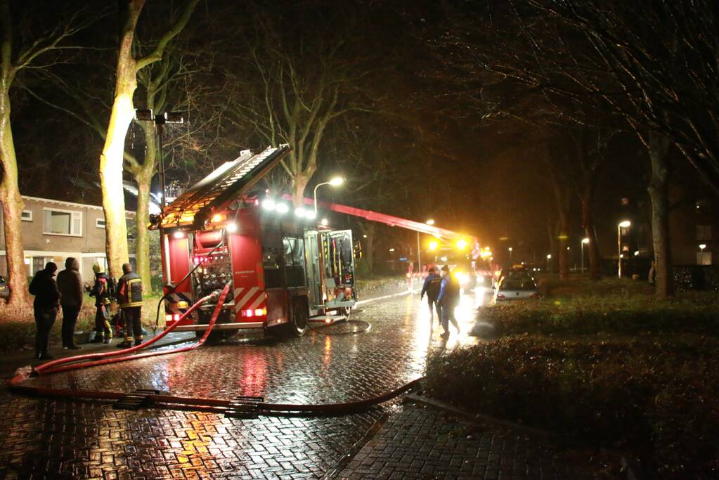 Brand in dak van woning