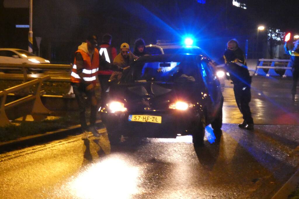 Automobilist verliest macht over het stuur en belandt in vangrail