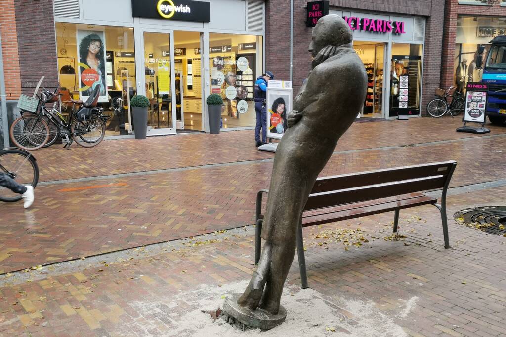 Bronzen beeld Herr Heinrich van sokkel gereden