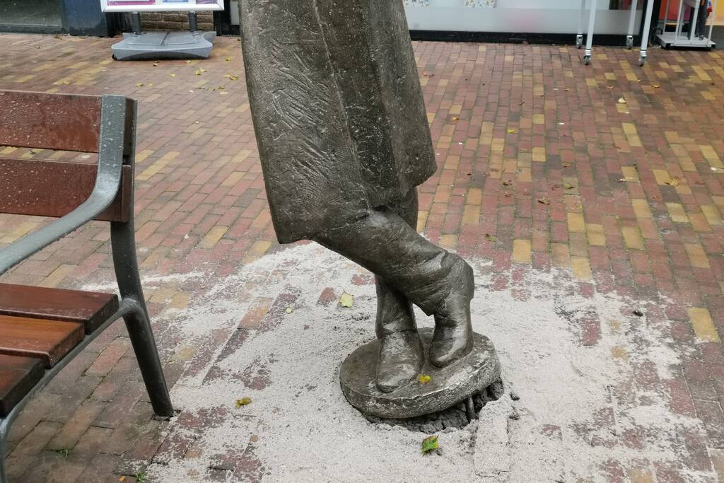 Bronzen beeld Herr Heinrich van sokkel gereden