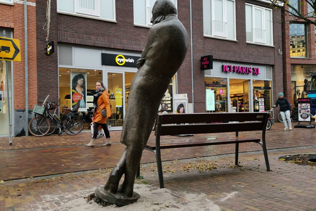 Bronzen beeld Herr Heinrich van sokkel gereden