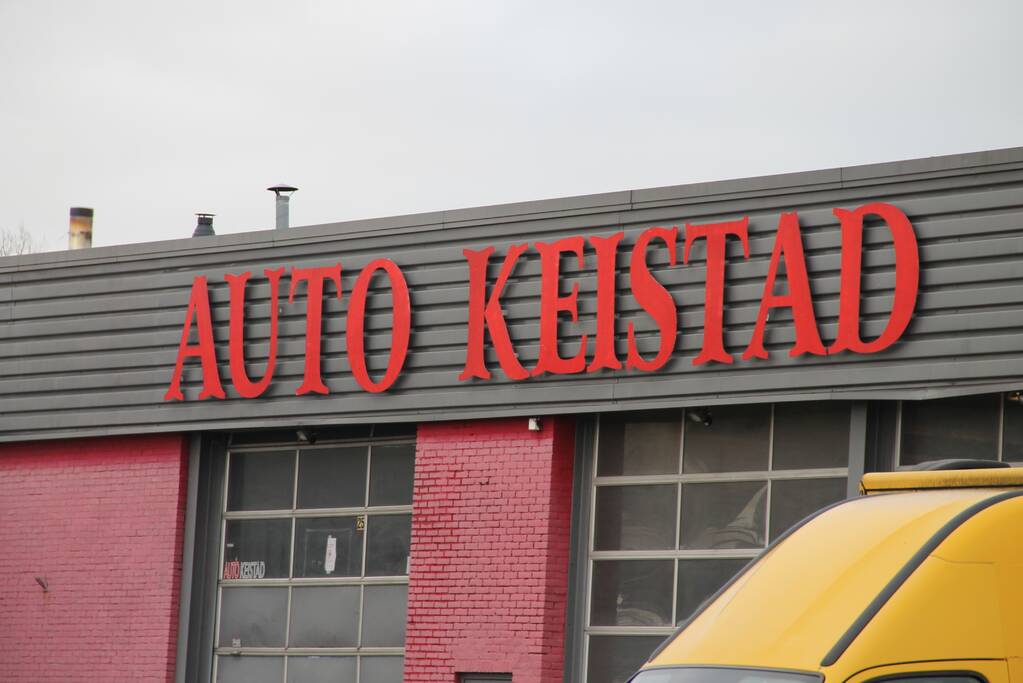 UWV, politie en handhavers doen onderzoek bij autobedrijf