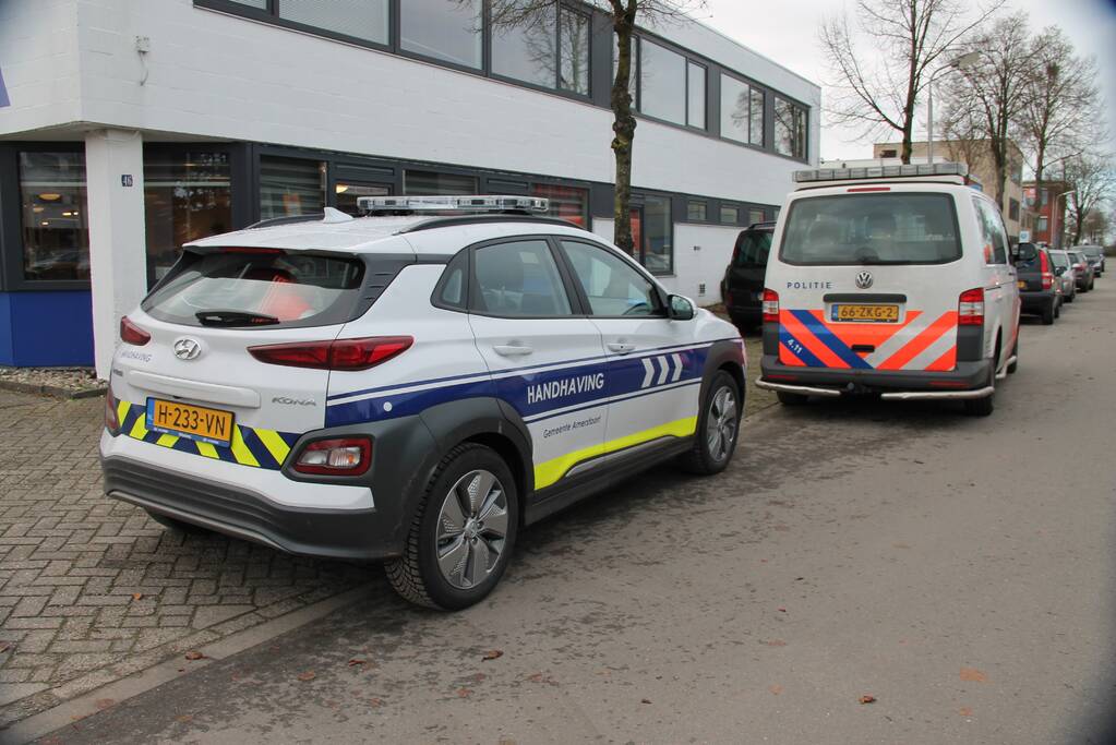 UWV, politie en handhavers doen onderzoek bij autobedrijf