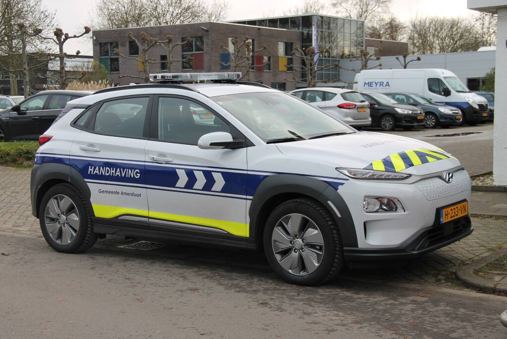UWV, politie en handhavers doen onderzoek bij autobedrijf