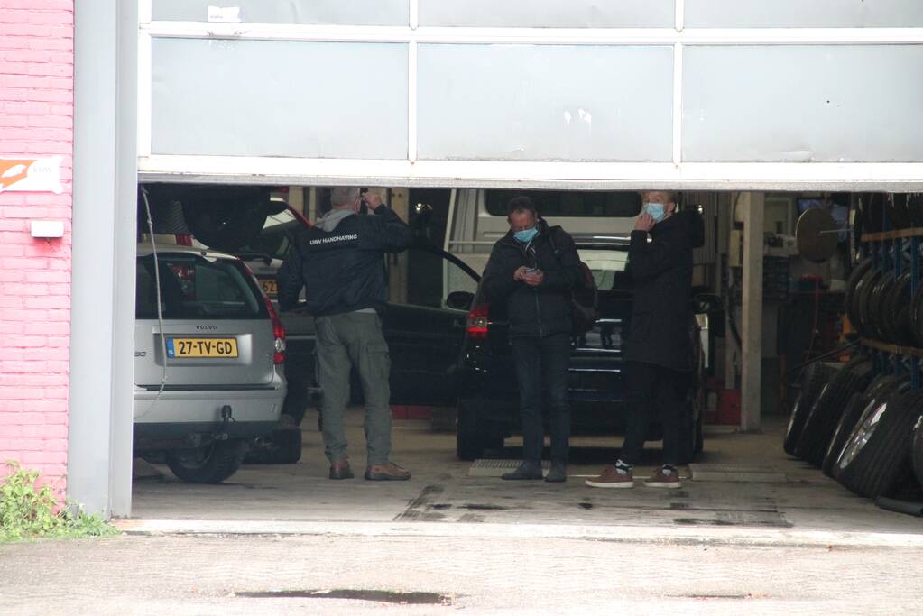UWV, politie en handhavers doen onderzoek bij autobedrijf