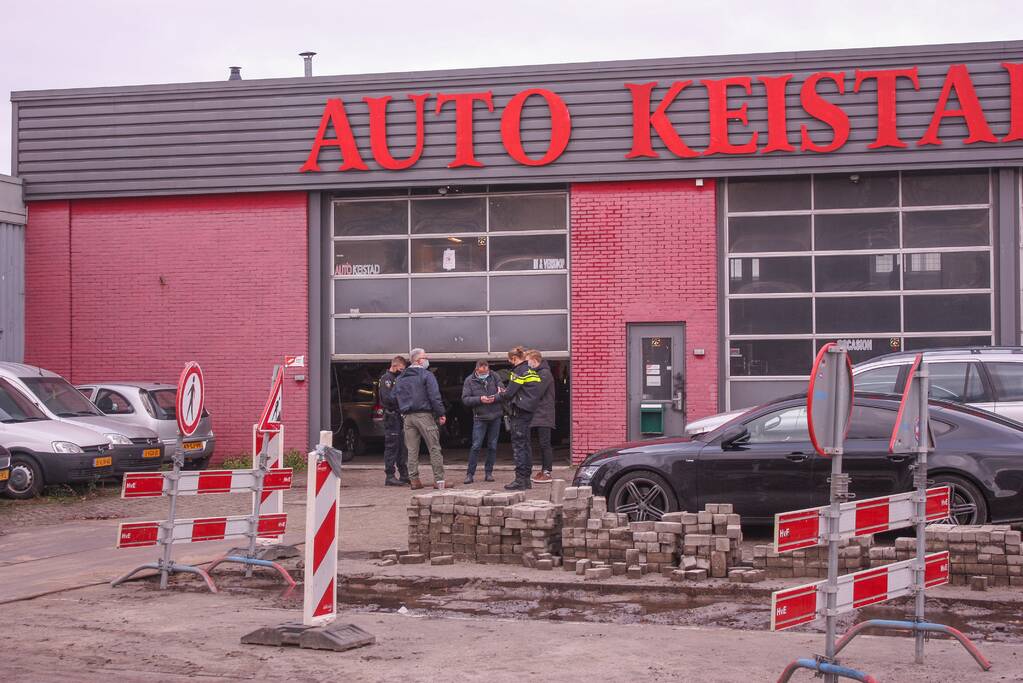 UWV, politie en handhavers doen onderzoek bij autobedrijf