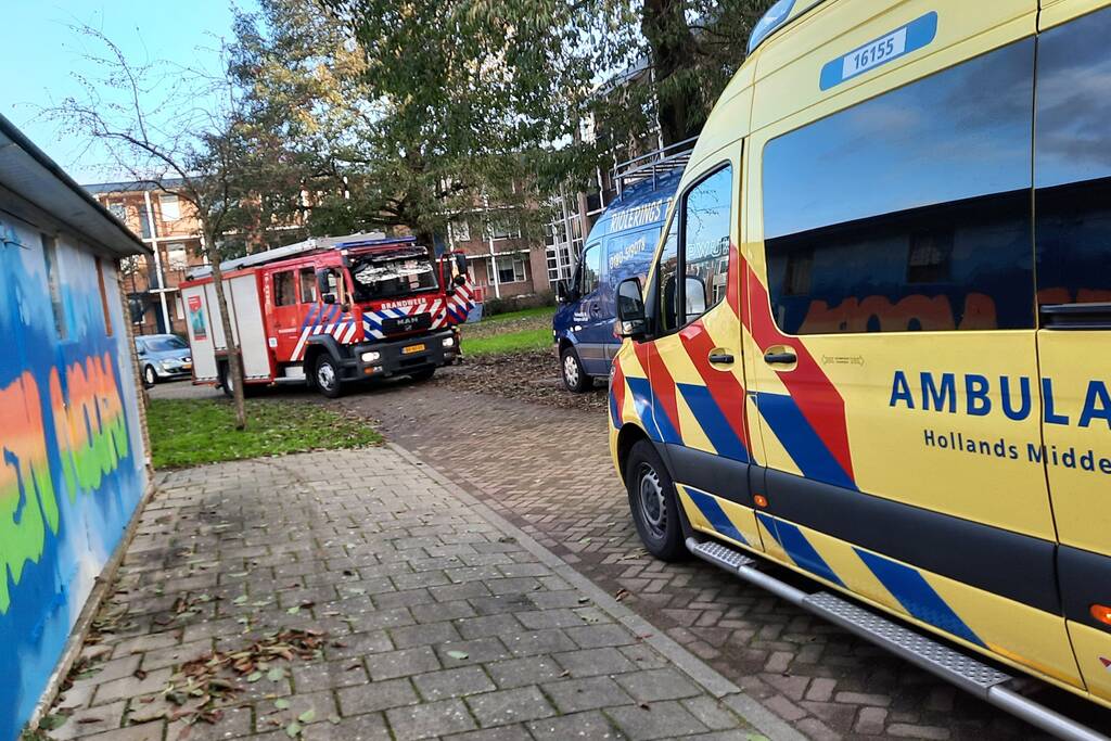 Meerdere personen ademen rioolontstopper in