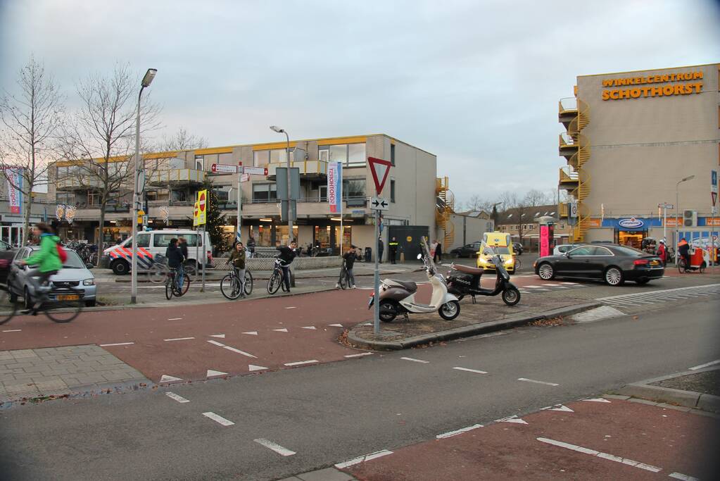 Twee scooters botsen voor winkelcentrum Schothorst