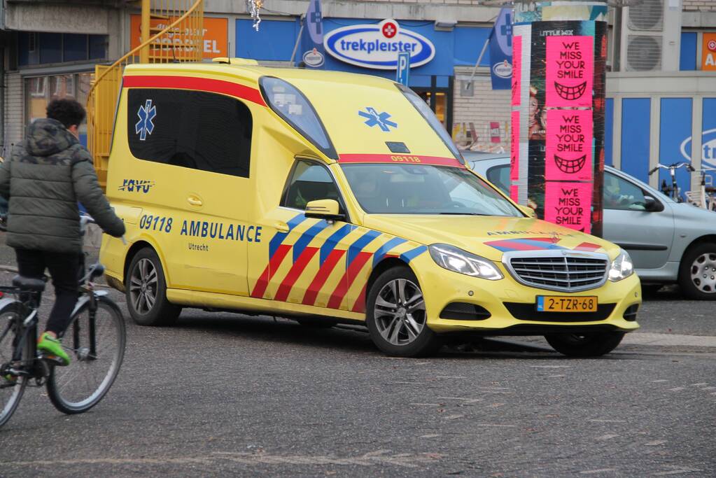 Twee scooters botsen voor winkelcentrum Schothorst