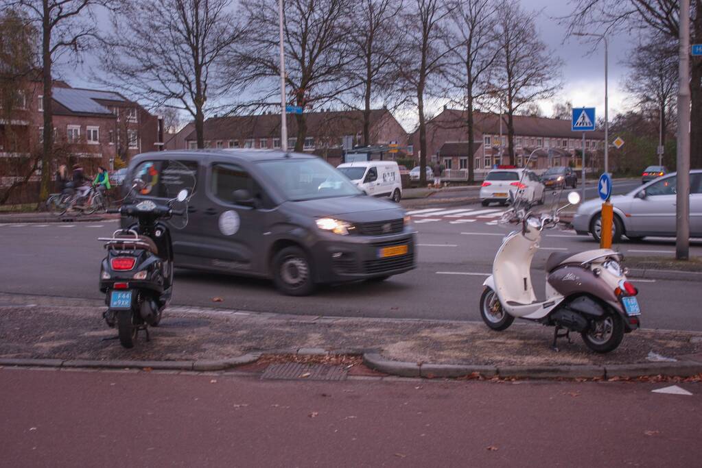 Twee scooters botsen voor winkelcentrum Schothorst