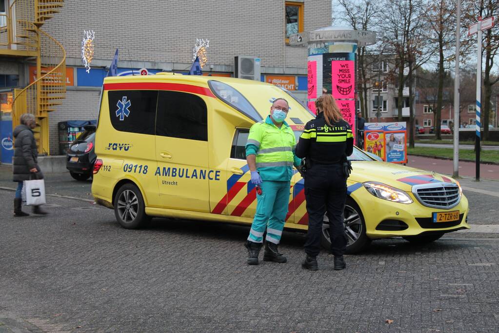 Twee scooters botsen voor winkelcentrum Schothorst