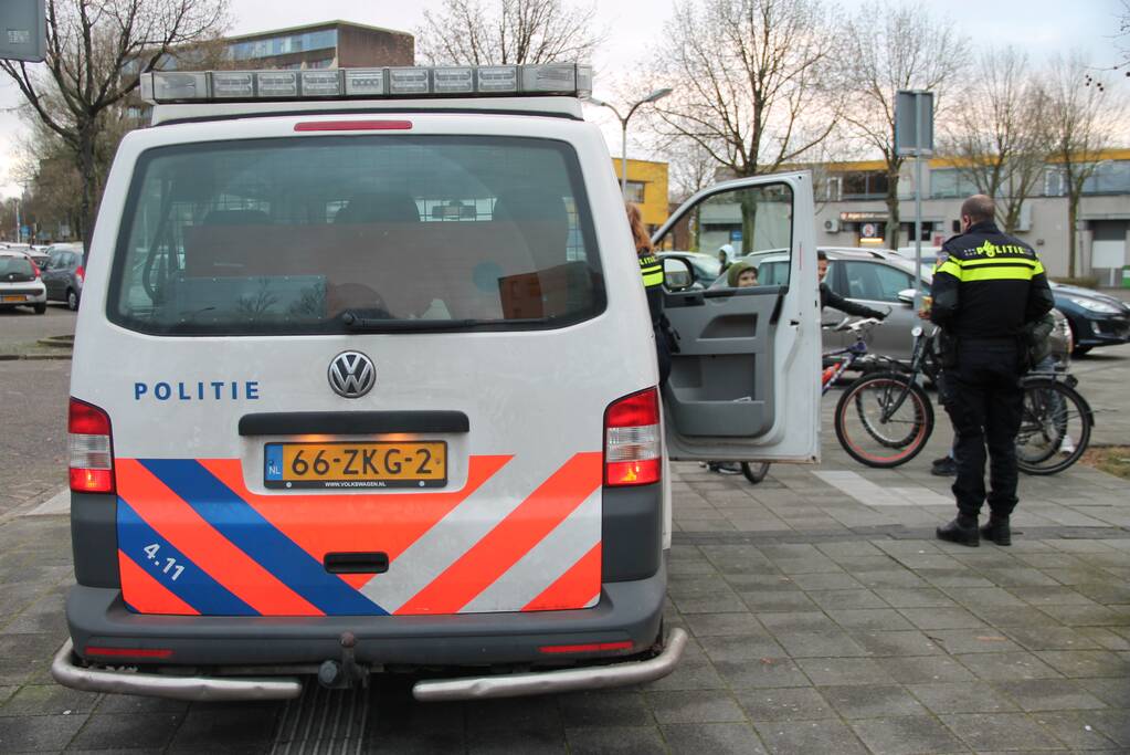 Twee scooters botsen voor winkelcentrum Schothorst
