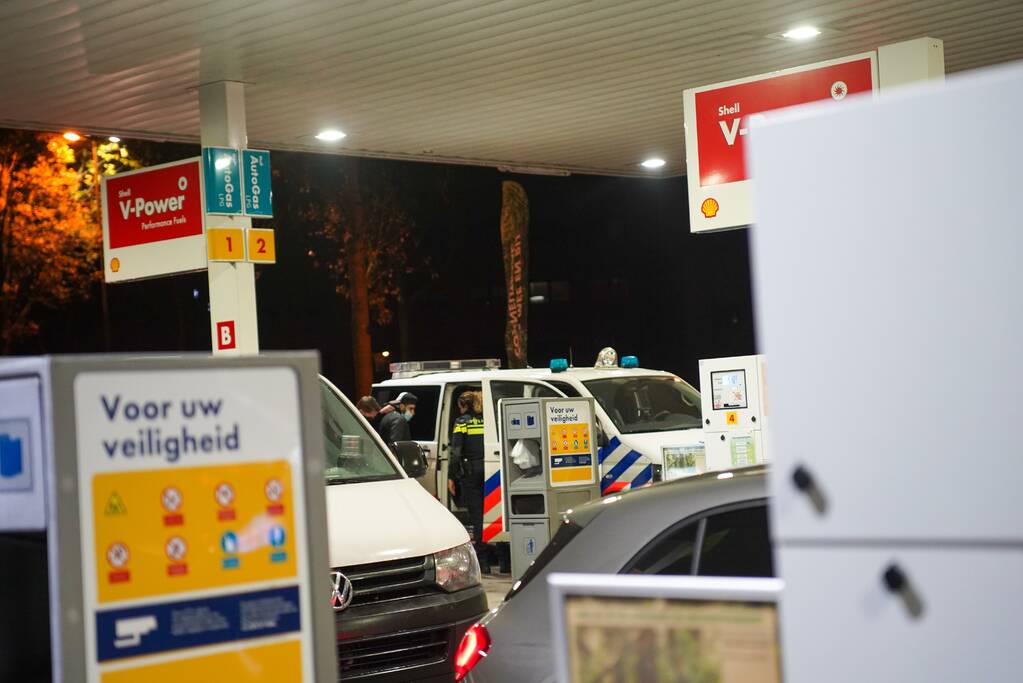 Aanhoudingseenheid verricht aanhoudingen bij tankstation