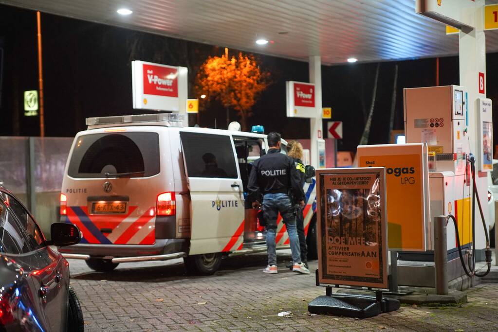 Aanhoudingseenheid verricht aanhoudingen bij tankstation