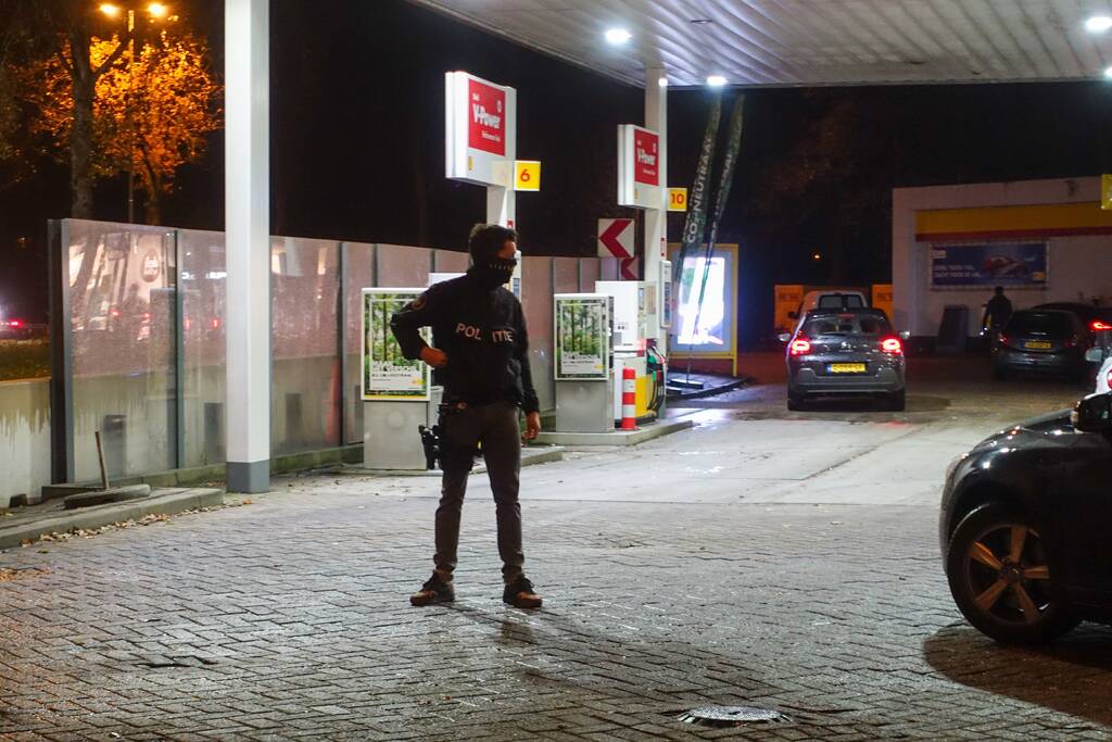 Aanhoudingseenheid verricht aanhoudingen bij tankstation