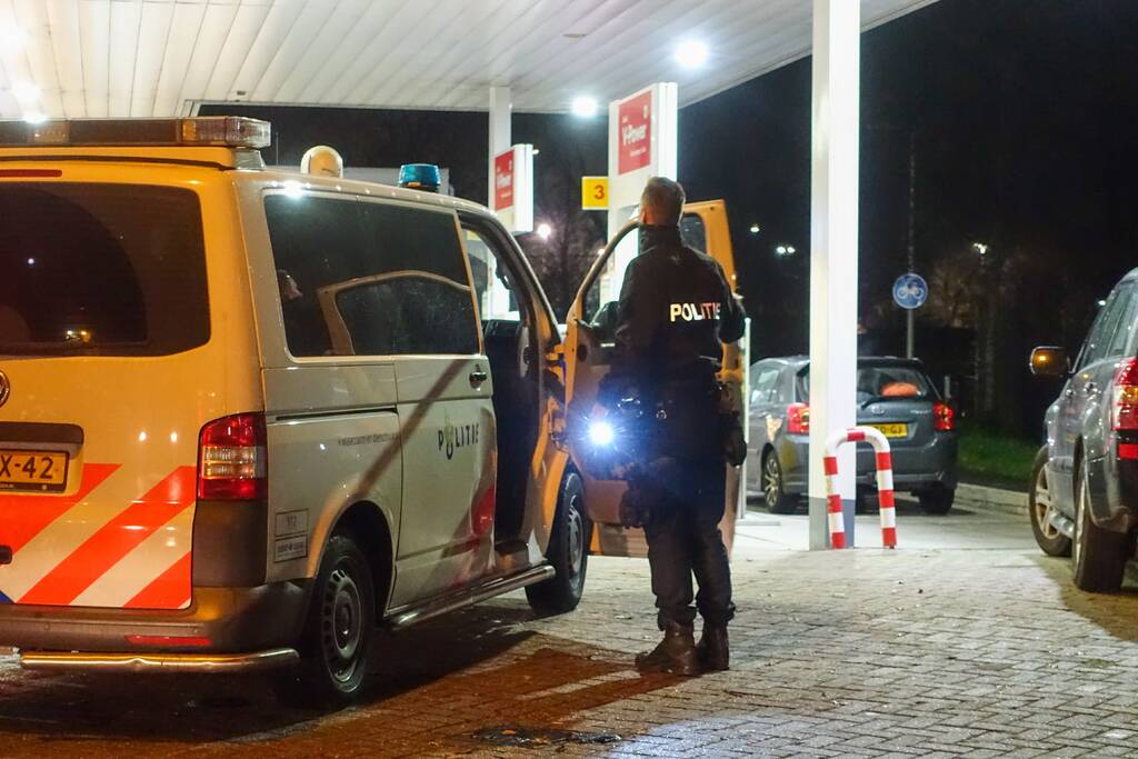 Aanhoudingseenheid verricht aanhoudingen bij tankstation