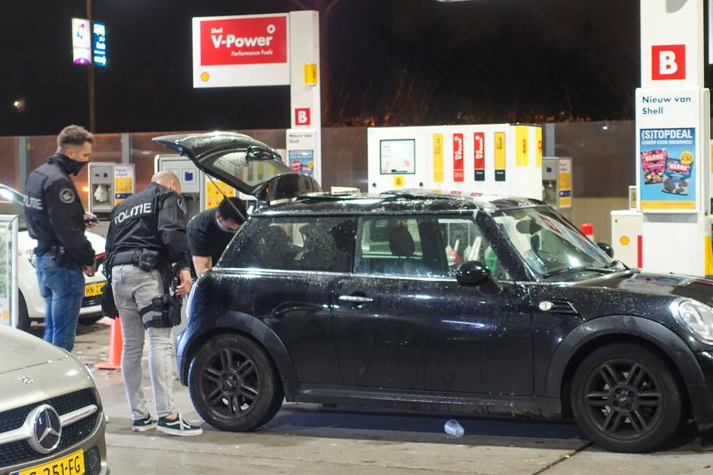 Aanhoudingseenheid verricht aanhoudingen bij tankstation