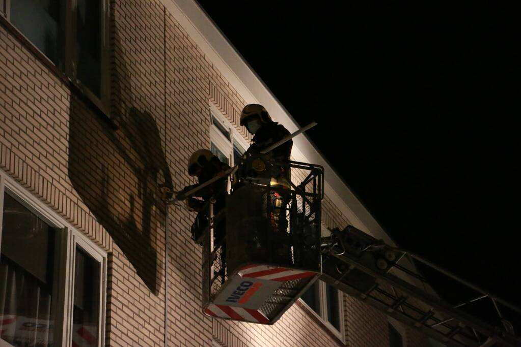 Brandweer verwijderd losgeraakte goot