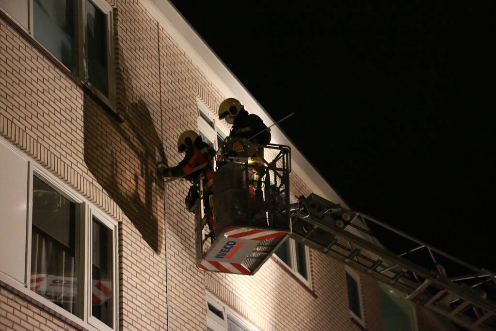 Brandweer verwijderd losgeraakte goot